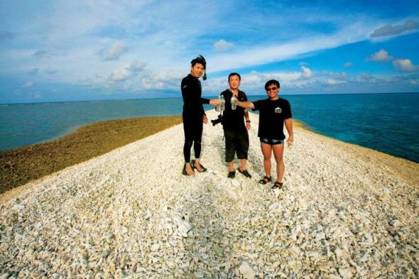 The Chinese National Geography team pose on  top of the island at Luconia Breakers 琼台礁